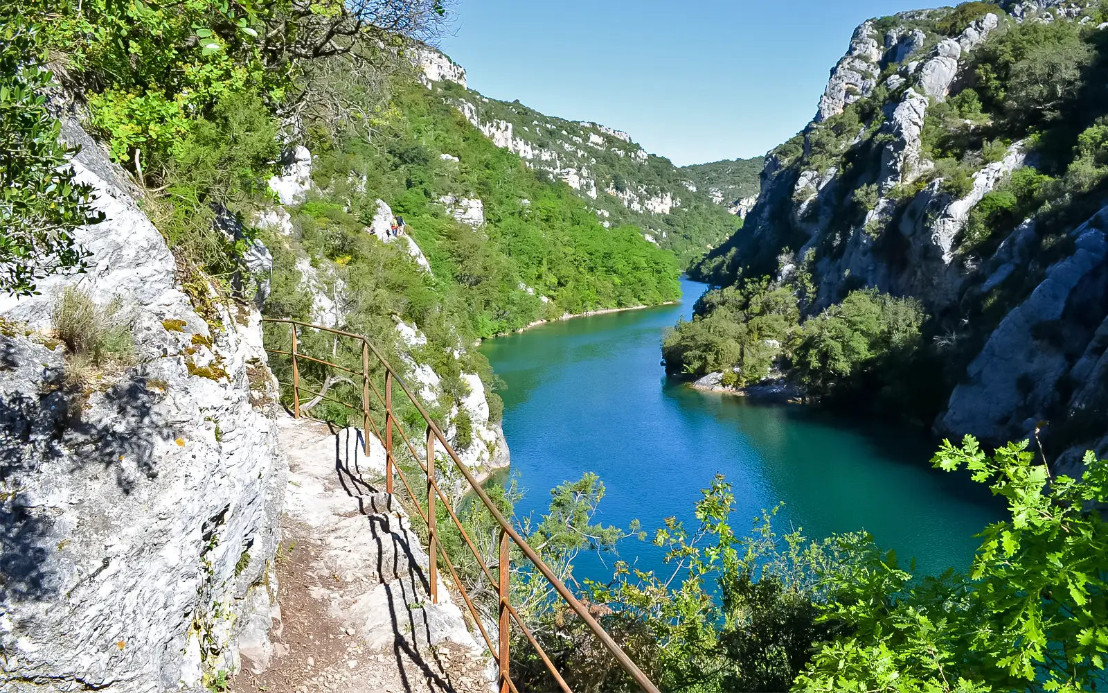 Vue du sentier de l’ancien canal de Quinson dans les Basses Gorges du Verdon