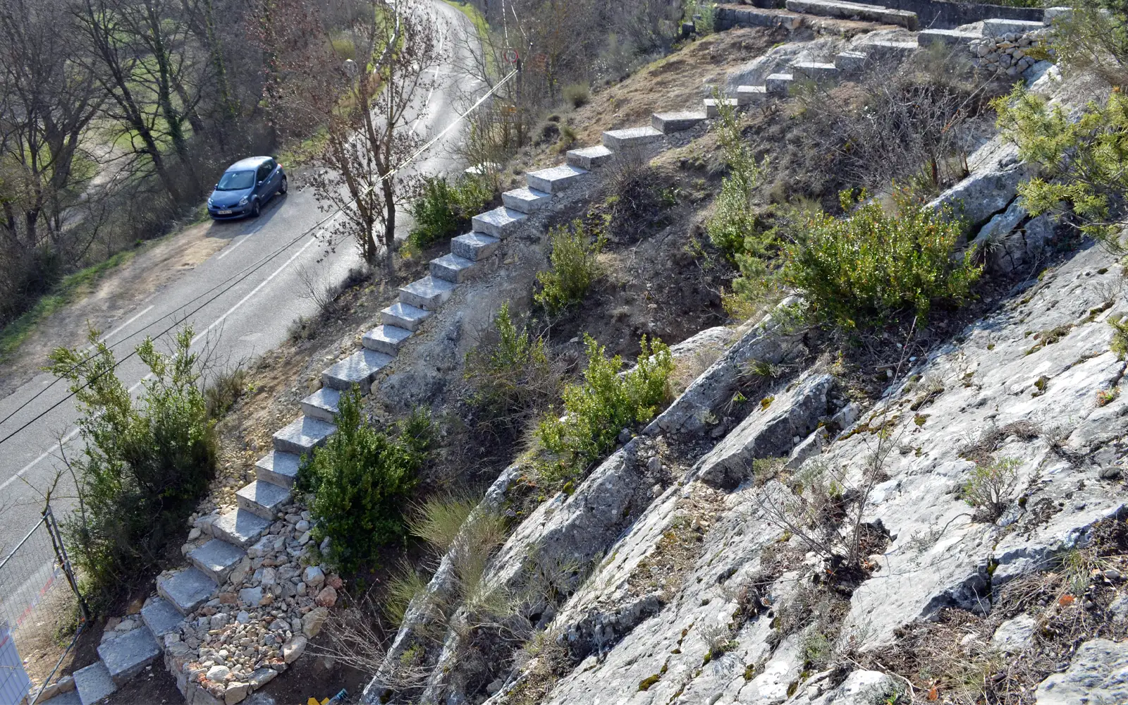 Escalier métallique aménagé dans un secteur escarpé