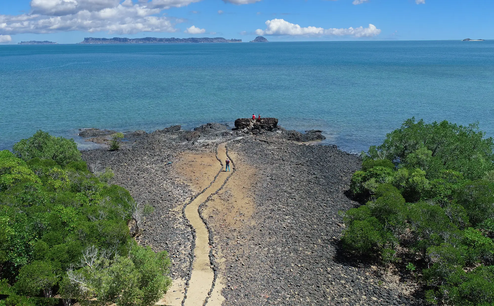 Parcours entre mangrove et baobabs face à l’archipel de Nosy Hara