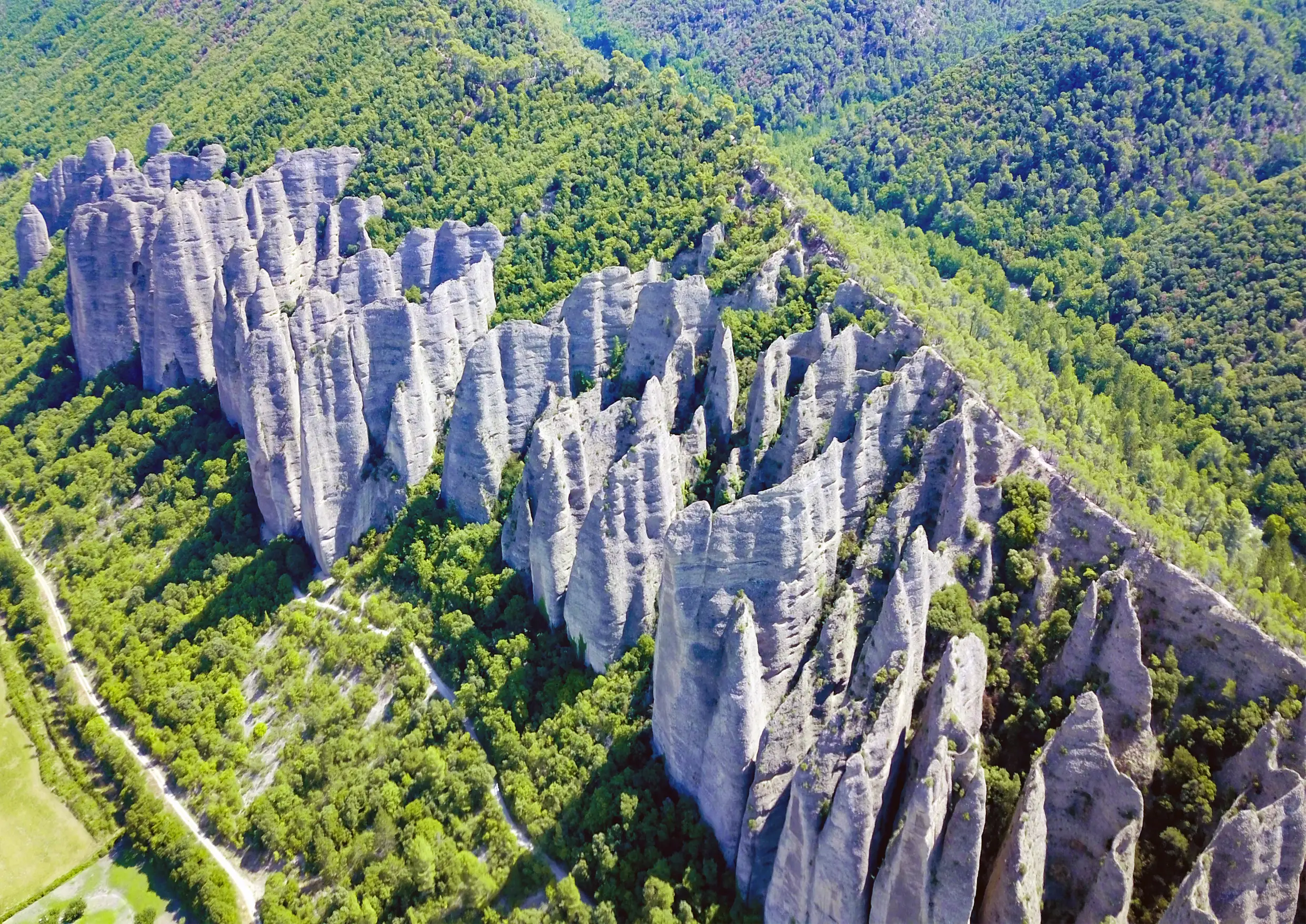 Vue aérienne des Pénitents des Mées