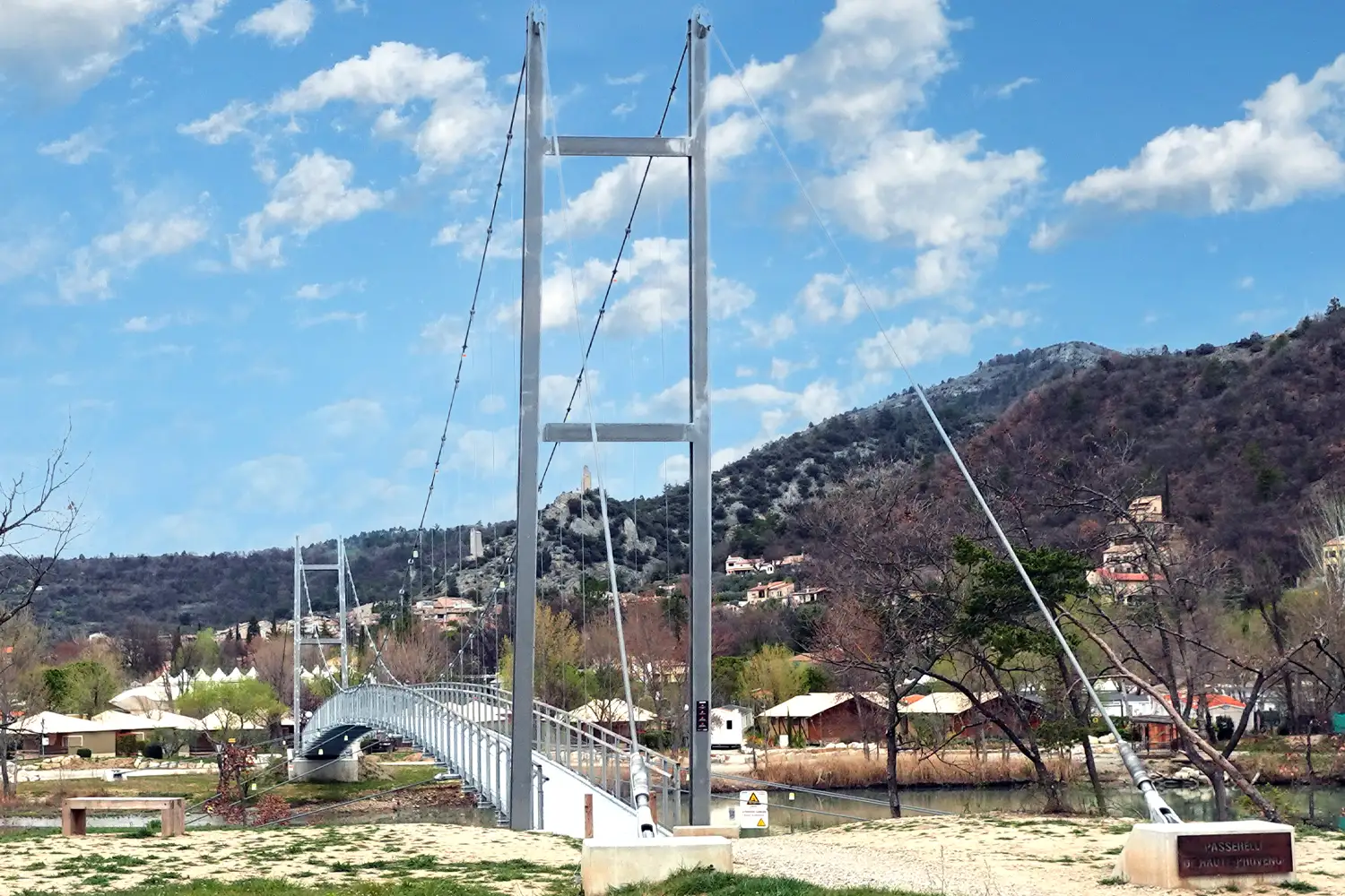 Passerelle suspendue à platelage horizontal