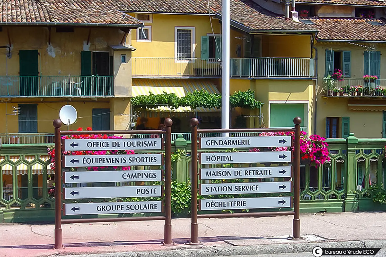 Exemple de mobilier de signal&eacute;tique touristique int&eacute;gr&eacute; dans un site naturel