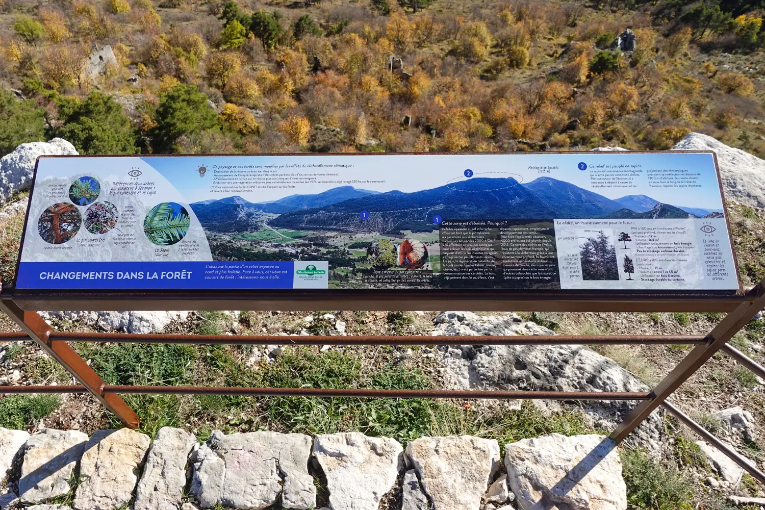 Signal&eacute;tique touristique associant mat&eacute;riaux durables et int&eacute;gration paysag&egrave;re