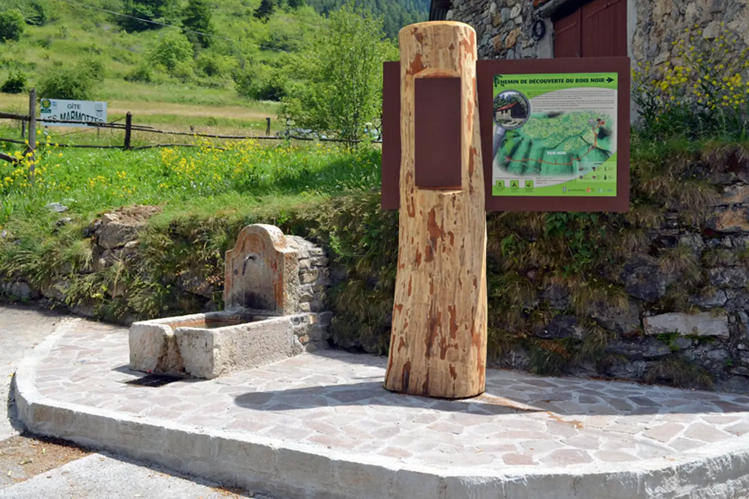 Signal&eacute;tique touristique utilisant un support naturel du site