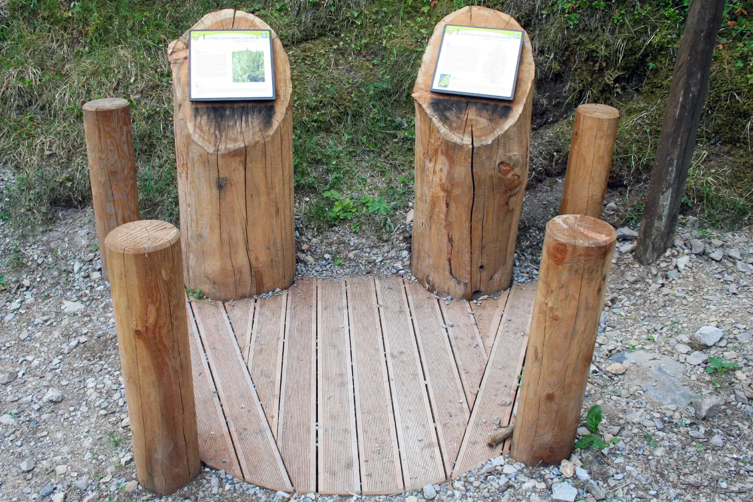Mobilier de signal&eacute;tique en bois dur rabot&eacute;