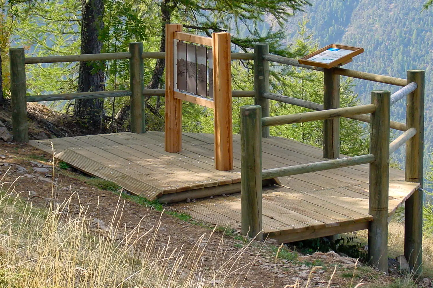 Mobilier design de signal&eacute;tique r&eacute;alis&eacute; en bois