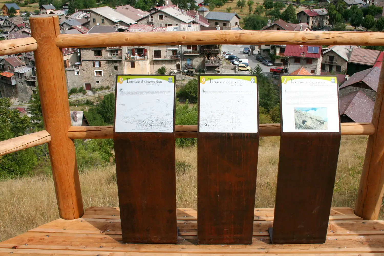 Mobilier de signal&eacute;tique en acier Corten